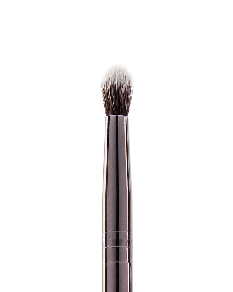 Vasanti Stubby Contour Eyeshadow Brush - Closeup brush head front shot